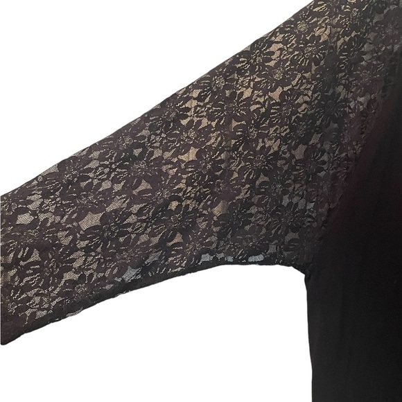 Seven 7 woman’s black lace sleeve, scoop neck top, size large - Picture 3 of 5